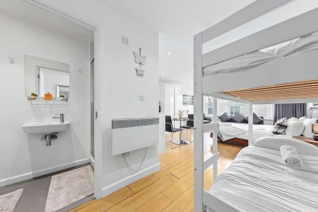 Spacious And Delightful Sleep 5 Piccadilly Vrc Лондон Екстериор снимка